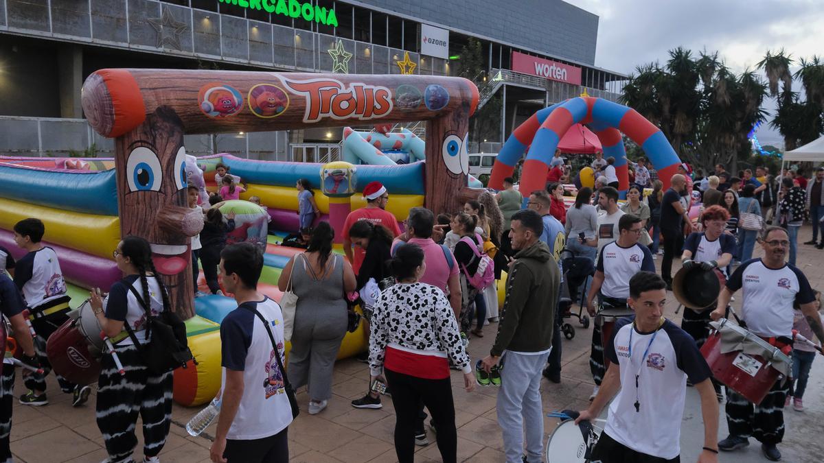 Las familias difrutaban este sábado en Siete Palmas de un pasacalle, colchonetas para niños y atracciones de feria.