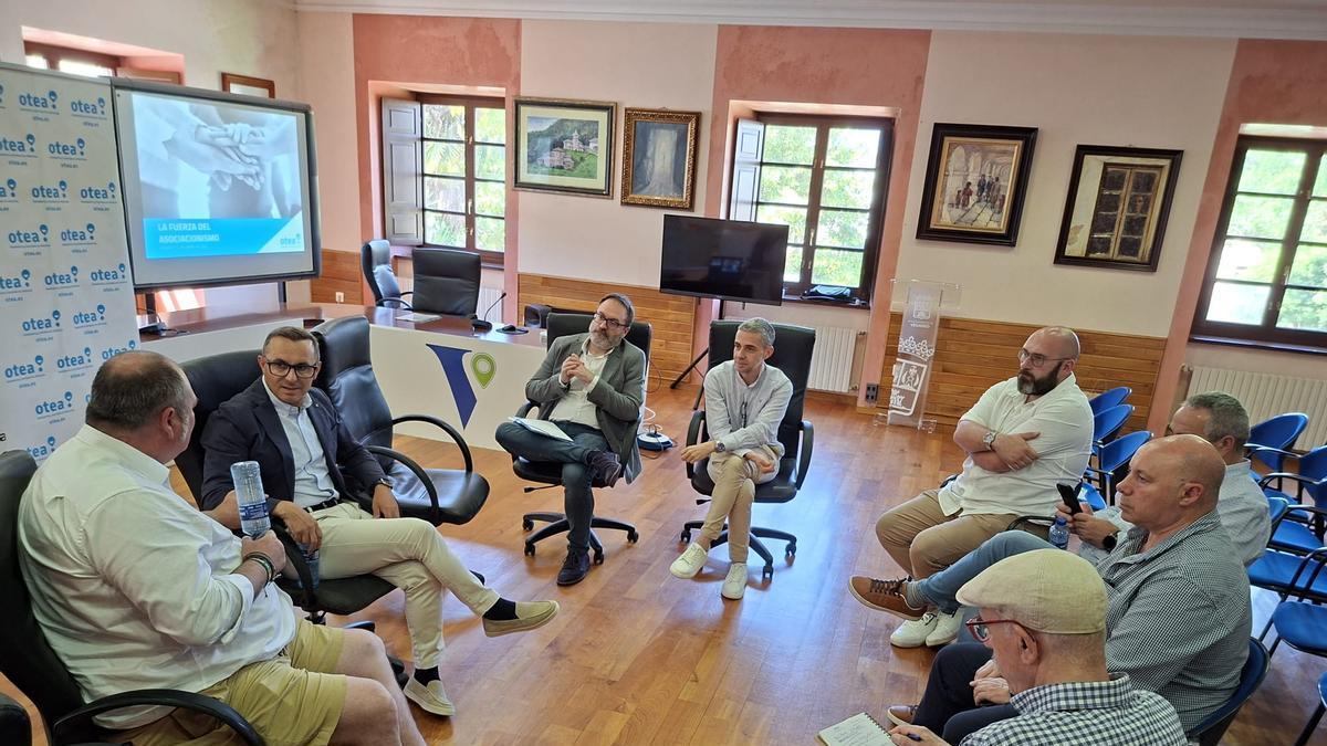 La reunión de Otea con los representantes municipales en Vegadeo.