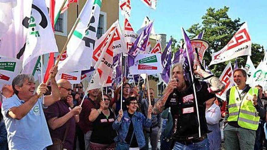 Cientos de personas se concentran para exigir la jornada de 35 horas.