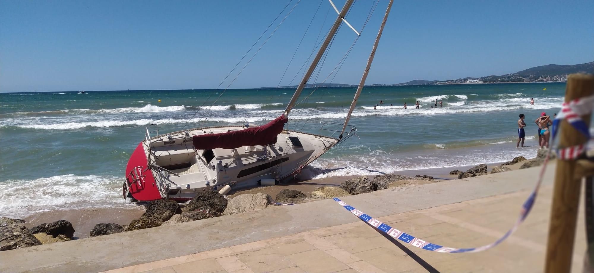 Un velero encalla en el Molinar tras sufrir una avería en el motor