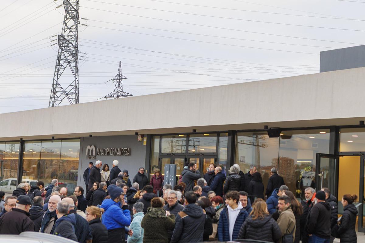 Assistents al comiat, després de la cerimònia