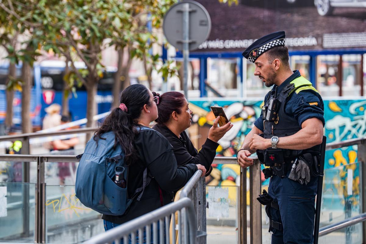 Caos y una larga cola de personas que esperan regularizar su situación en España en la Oficina de Benestar Social i Família de Barcelona-Sants/Eixample.