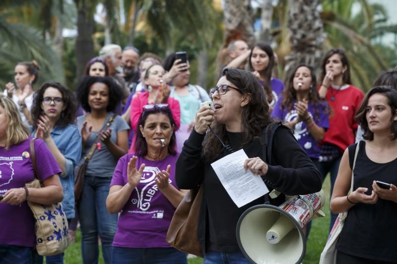 19.06.18. Las Palmas de Gran Canaria.  Un centenar de personas se concentran en Las Palmas de Gran Canaria para mostrar su rechazo ante la puesta en libertad provisional de 'La Manada'. Plaza de La Feria. Foto Quique Curbelo  | 21/06/2018 | Fotógrafo: Quique Curbelo