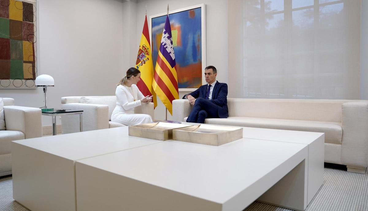 Pedro Sánchez, presidente del Gobierno, y Margalida Prohens, presidenta de Baleares, durante la reunión que han mantenido en Moncloa.