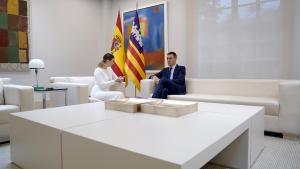 Pedro Sánchez, presidente del Gobierno, y Margalida Prohens, presidenta de Baleares, durante la reunión que han mantenido en Moncloa.