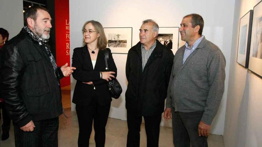 El director del Etnográfico conversa con la hija de Sanz Lobato y autoridades de Bercianos.