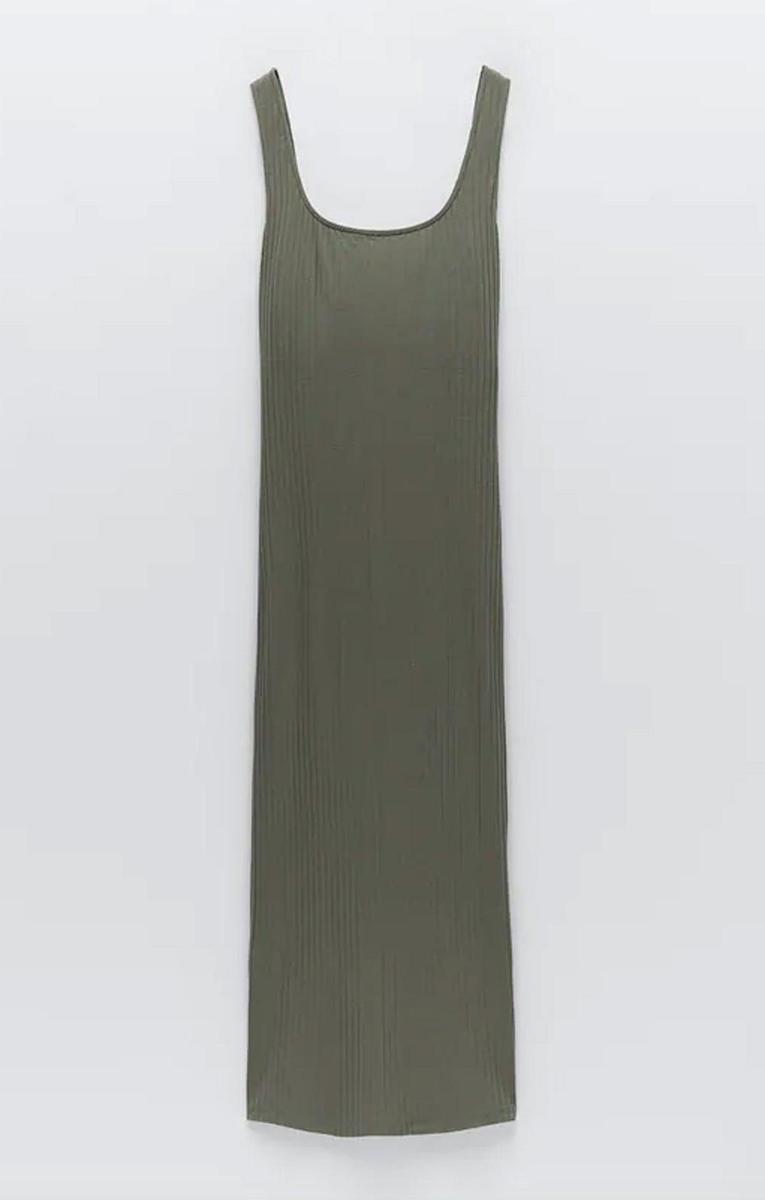Vestido de canalé de Zara (Precio: 7,99 euros)