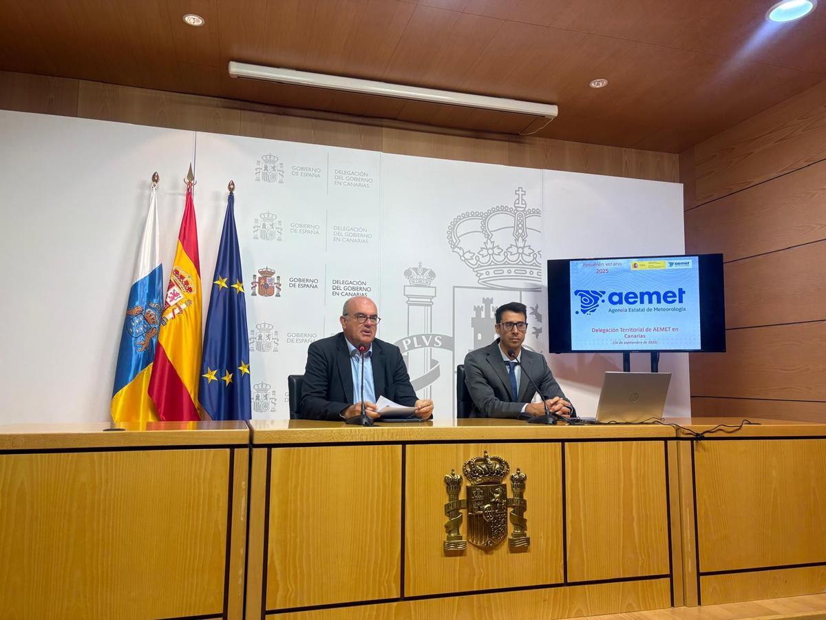 Anselmo Pestana y David Suárez en la presentación del informe meteorológico