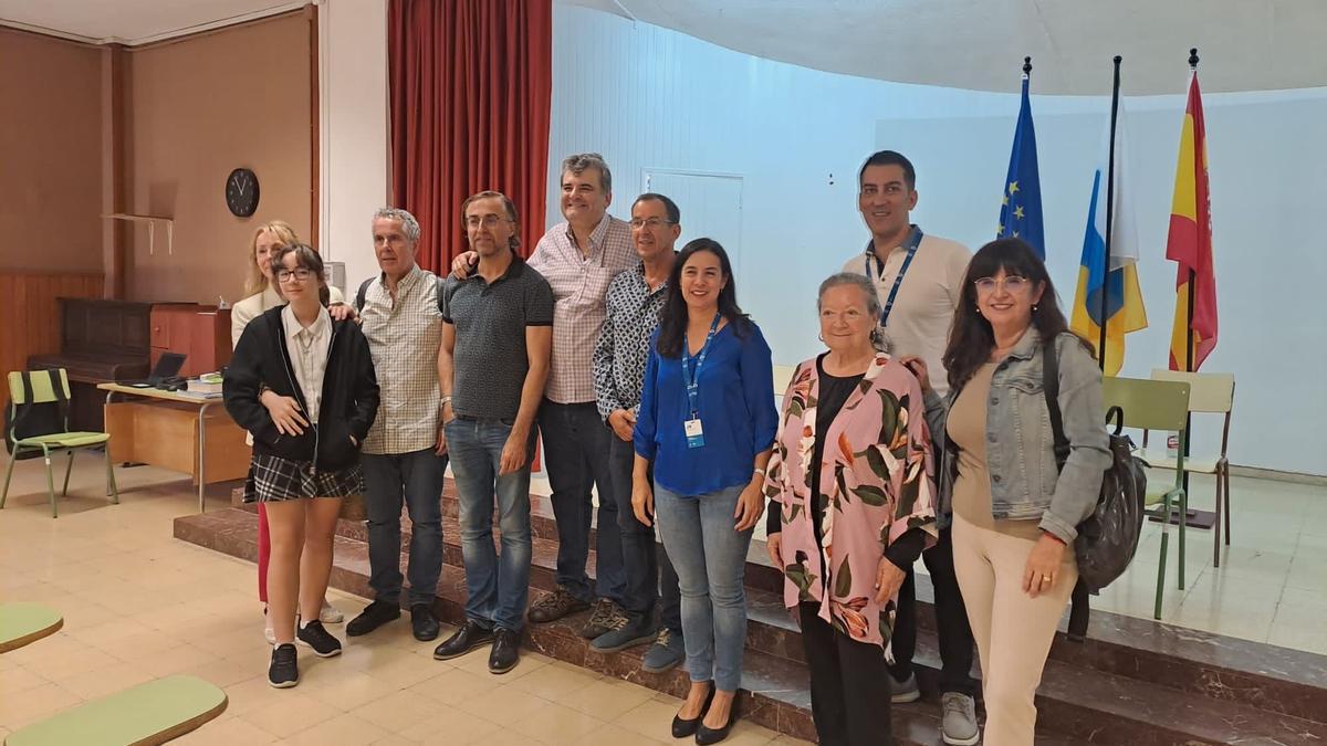 Fabiola Díaz, a la izquierda, con miembros del jurado y de la comunidad académica del IES Teobaldo Power.