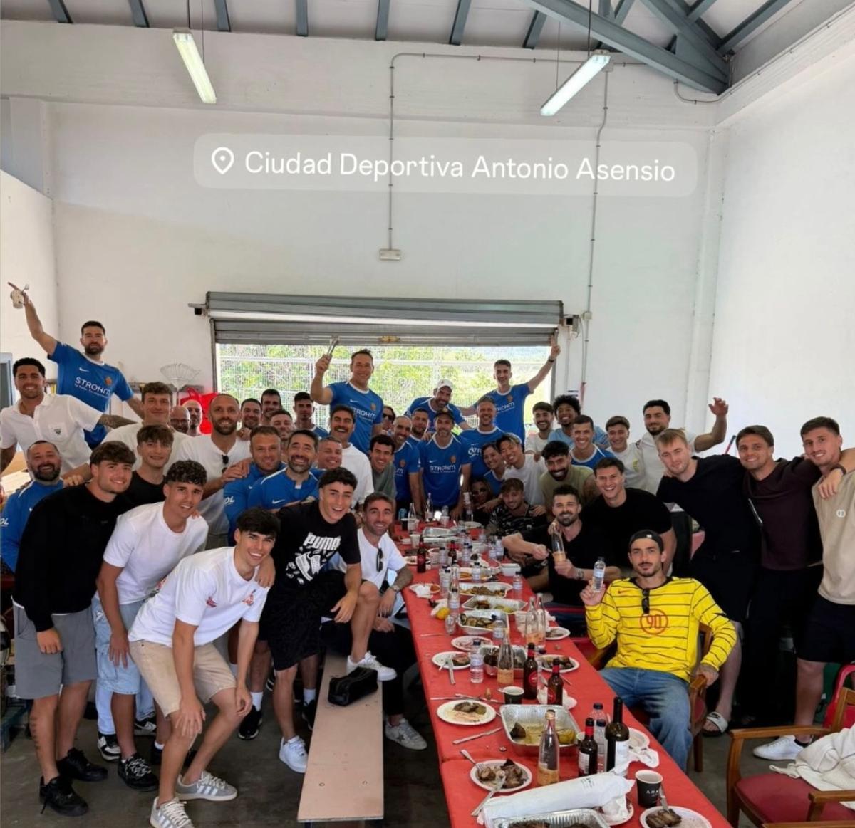 La plantilla del Mallorca y el cuerpo técnico posan tras compartir un asado en Son Bibiloni.
