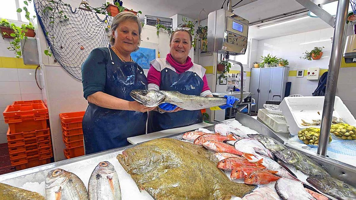 Pescaderas en un puesto en el Mercado de O Berbés, en Vigo.