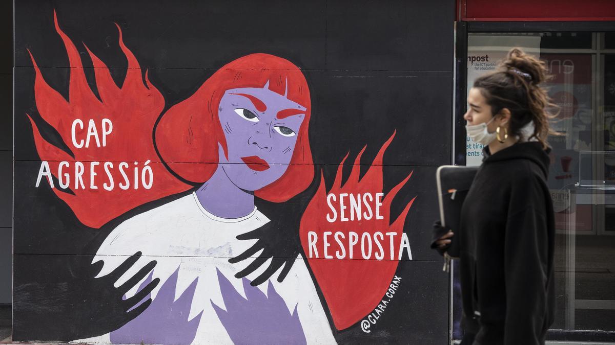 Mural reivindicativo feminista en una universidad