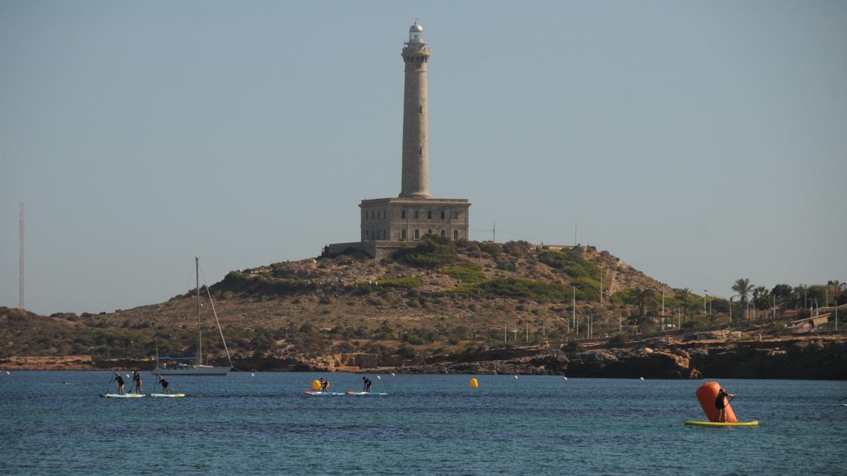Imagen de archivo de varias personas practicando padel surf junto al faro de Cabo de Palos.