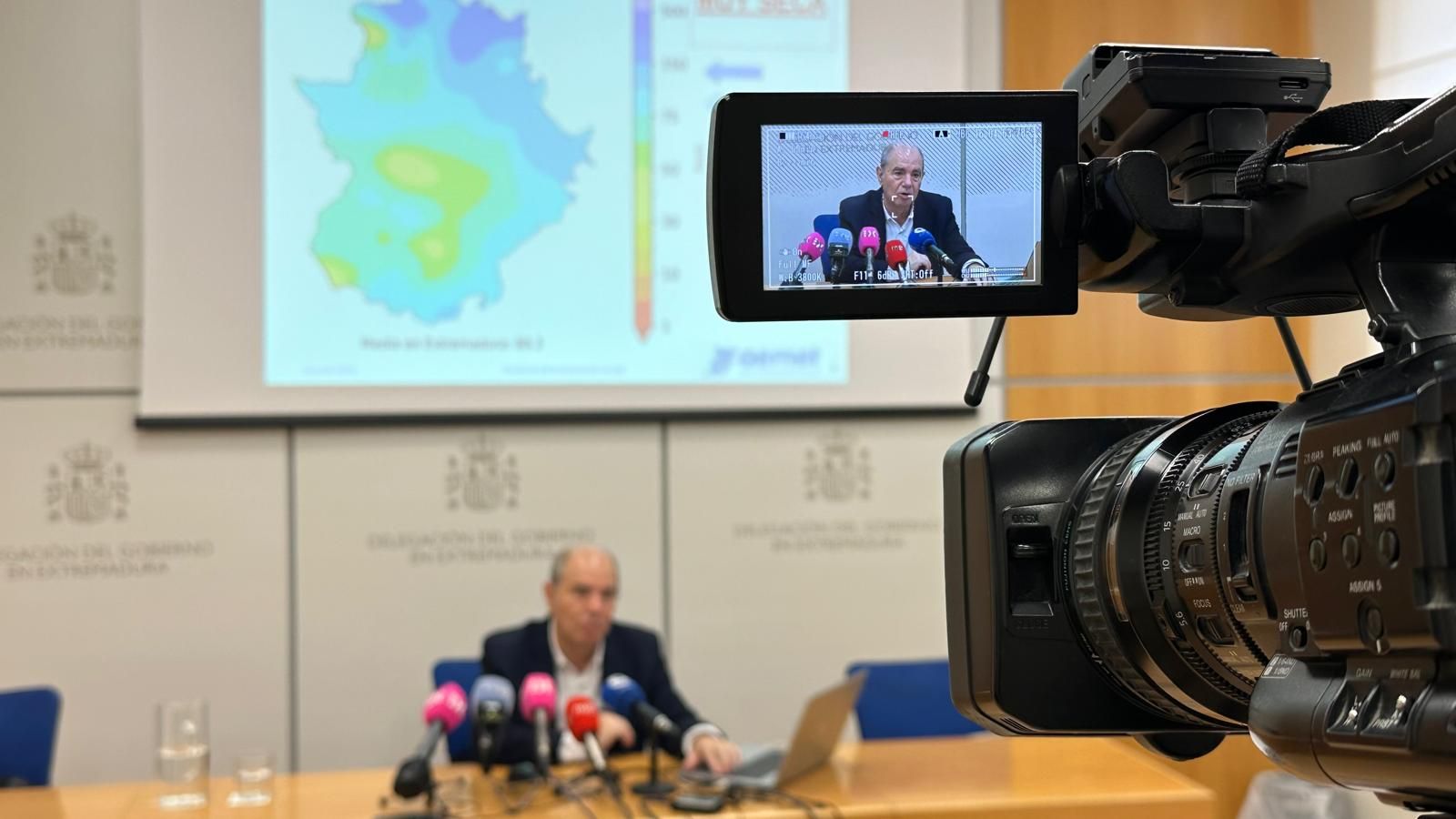 El delegado territorial de la Aemet en Extremadura, Marcelino Núñez, durante la rueda de prensa.