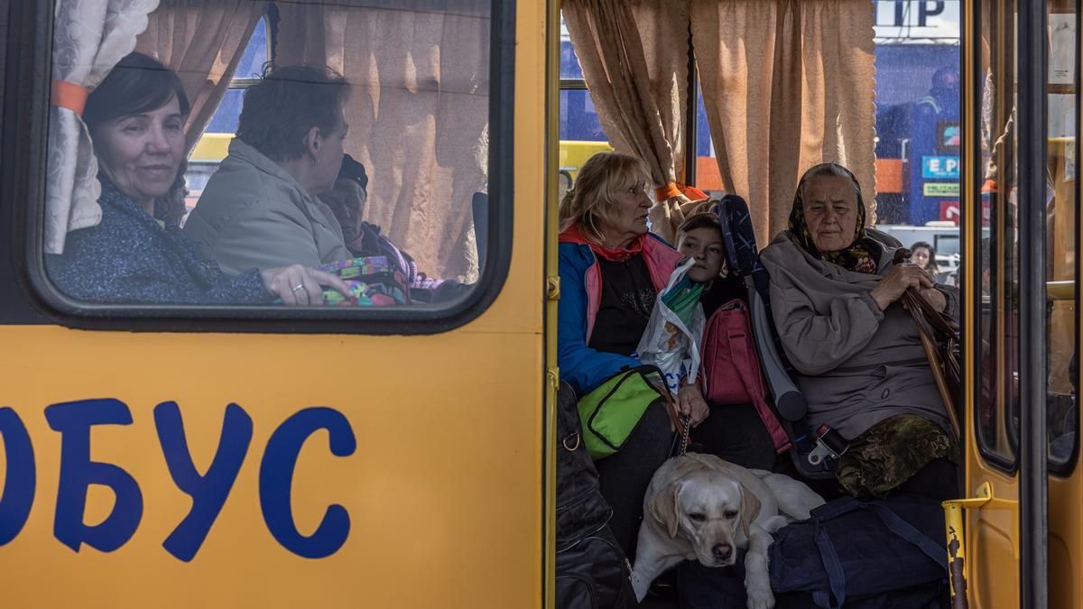 Refugiados ucranianos huyendo de Zaporiyia.