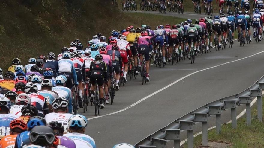 El pelotón, durante la séptima etapa de La Vuelta 2020.