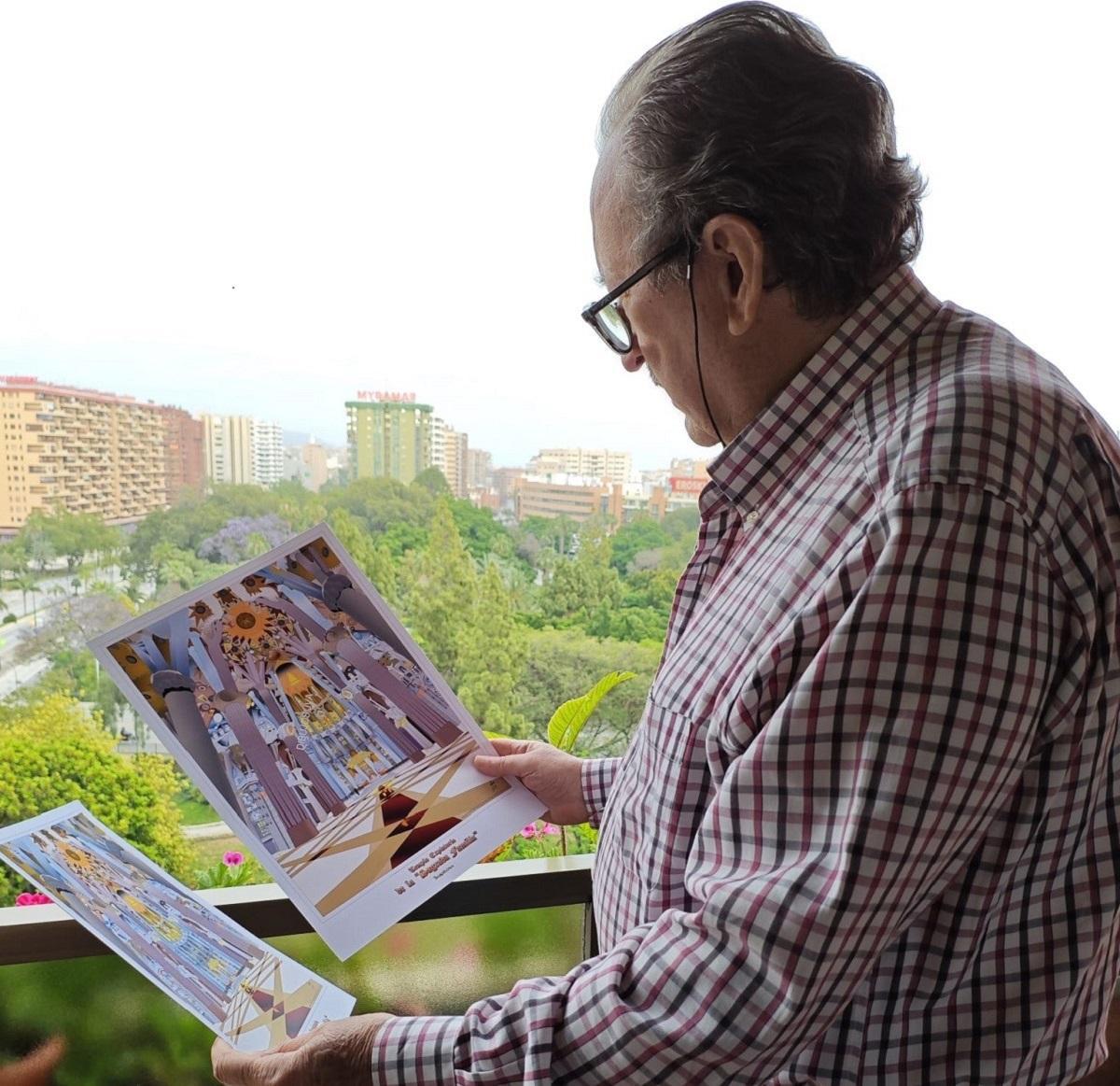 Jesús Villanueva, con alguna de las láminas de sus obras.