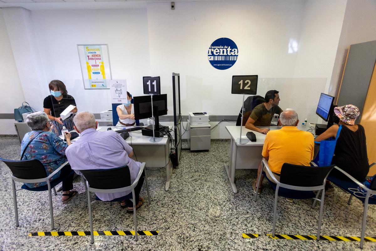 Varios contribuyentes reciben atención para confeccionar su renta.