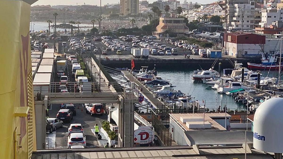 The Port of Los Cristianos, last Friday, collapsed by passengers and vehicles.