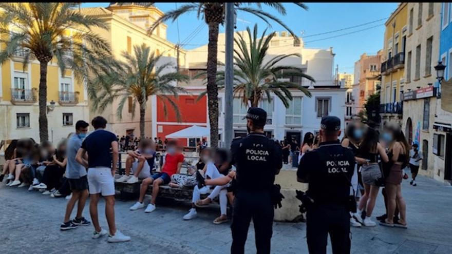 Agentes de la Policía Local de servicio en el Barrio de Alicante.