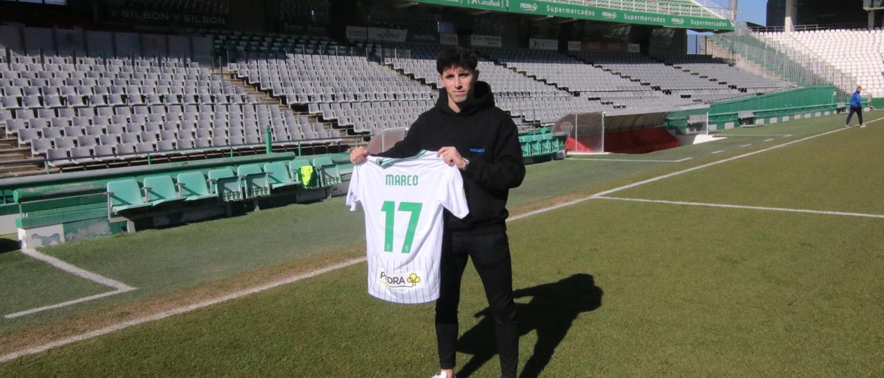 Marco Camus, con el 17, durante su presentación oficial como jugador del Córdoba CF.