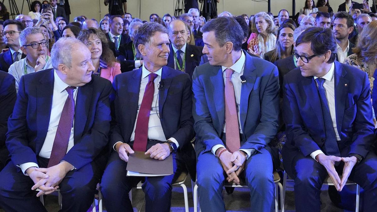 El ministro Jordi Hereu, el presidente Sánchez, el presidente del Cercle, Jaume Guardiola, y el president Salvador Illa, en la inauguración de las Jornadas del Cercle