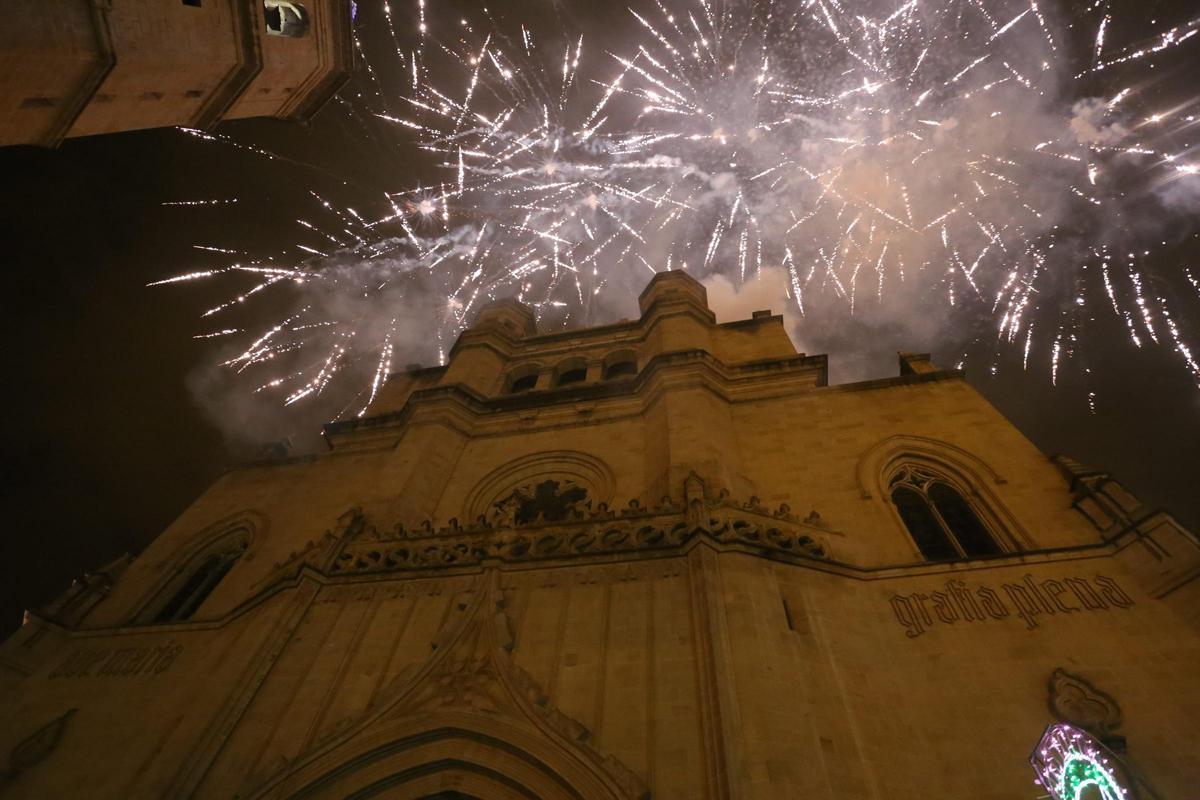 El final de fiesta de la Magdalena congrega a cientos de castellonenses en la Plaza Mayor.