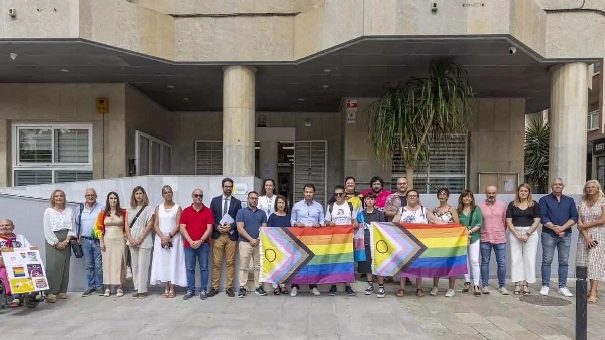 Acto de la lectura del manifiesto del pasado 28 de junio en el Ayuntamiento de Torrevieja