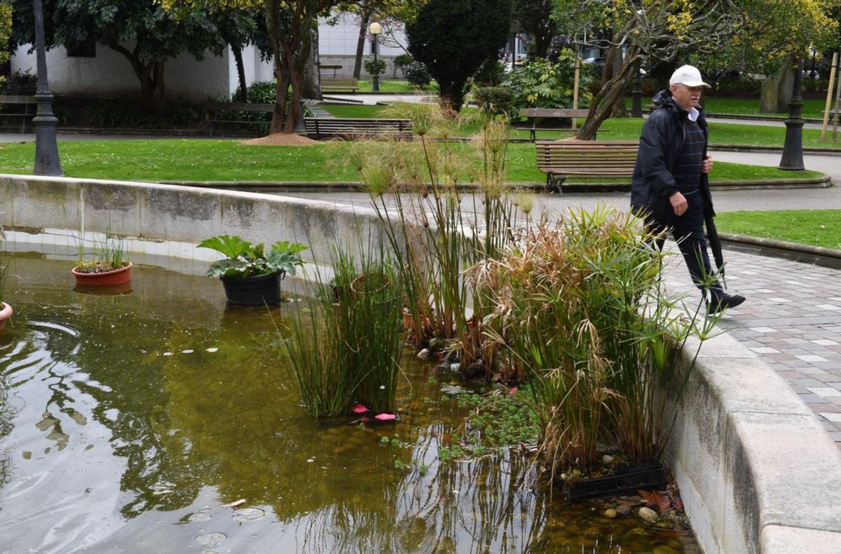 Vecinos critican el estado del estanque de Eirís y la fuente de los jardines