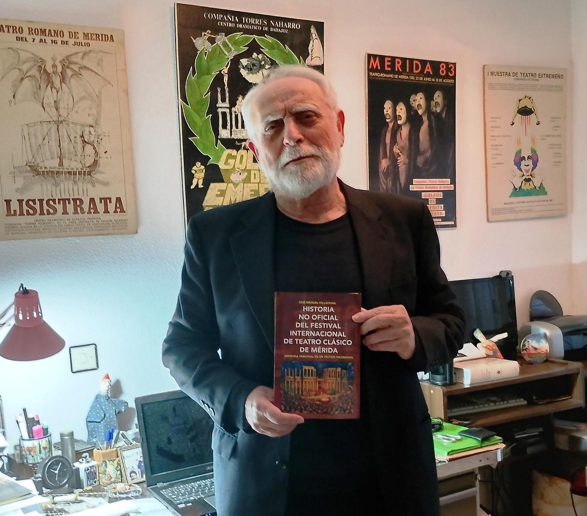 José Manuel Villafaina con su libro.