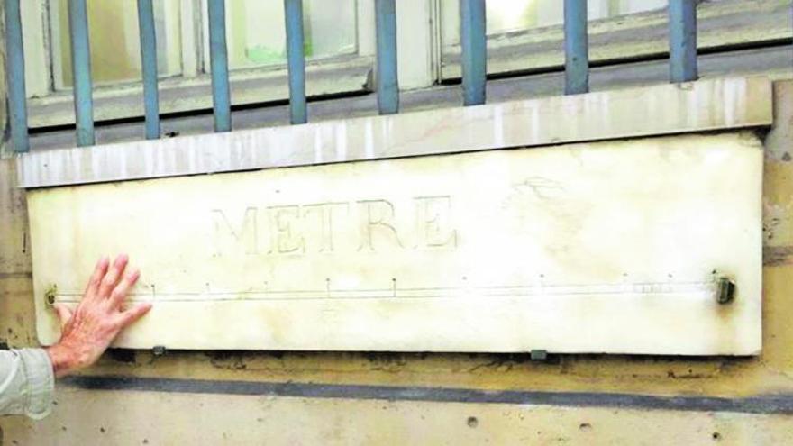 Uno de los metros elaborado  a finales del siglo XVIII que  todavía hoy es visible en la plaza Vêndome de París. (L)  | FHG