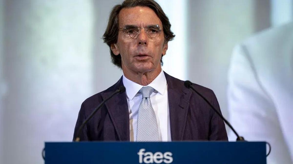 Aznar censura el populismo de Vox por su ataque a María Guardiola y del PSOE por tener un candidato procesado