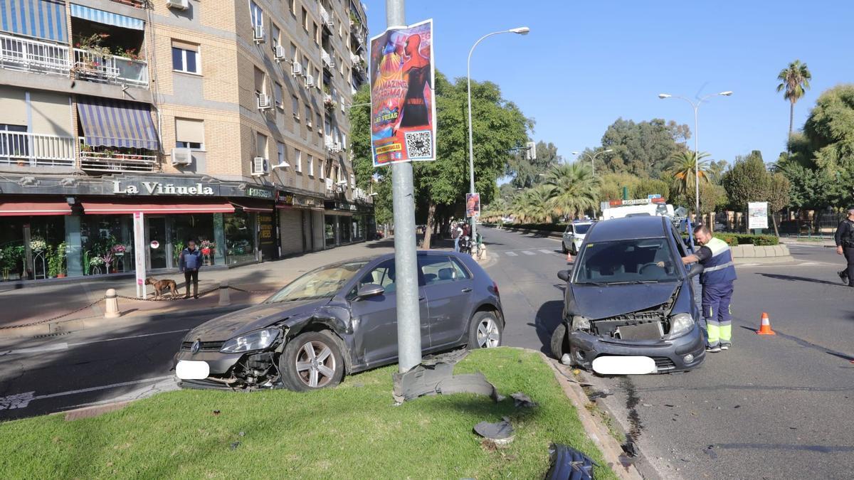 Los dos coches accidentados en el cruce entre avenida de Libia y avenida de Barcelona.