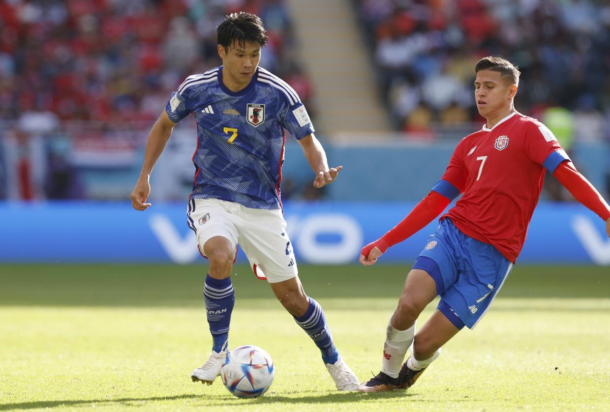 . RAYÁN (CATAR), 27/11/2022.- Miki Yamane (i) de Japón disputa un balón con Anthony Contreras de Costa Rica hoy, en un partido de la fase de grupos del Mundial de Fútbol Qatar 2022 entre Japón y Costa Rica en el estadio Áhmad Bin Ali en Rayán (Catar). EFE/Esteban Biba