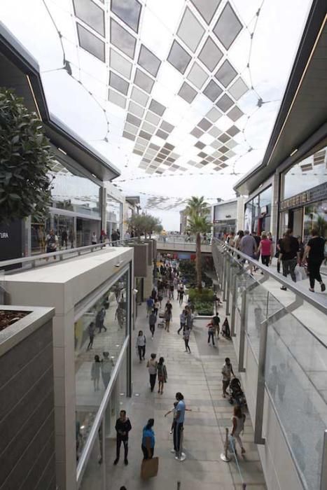 Gran afluencia al centro comercial Fan