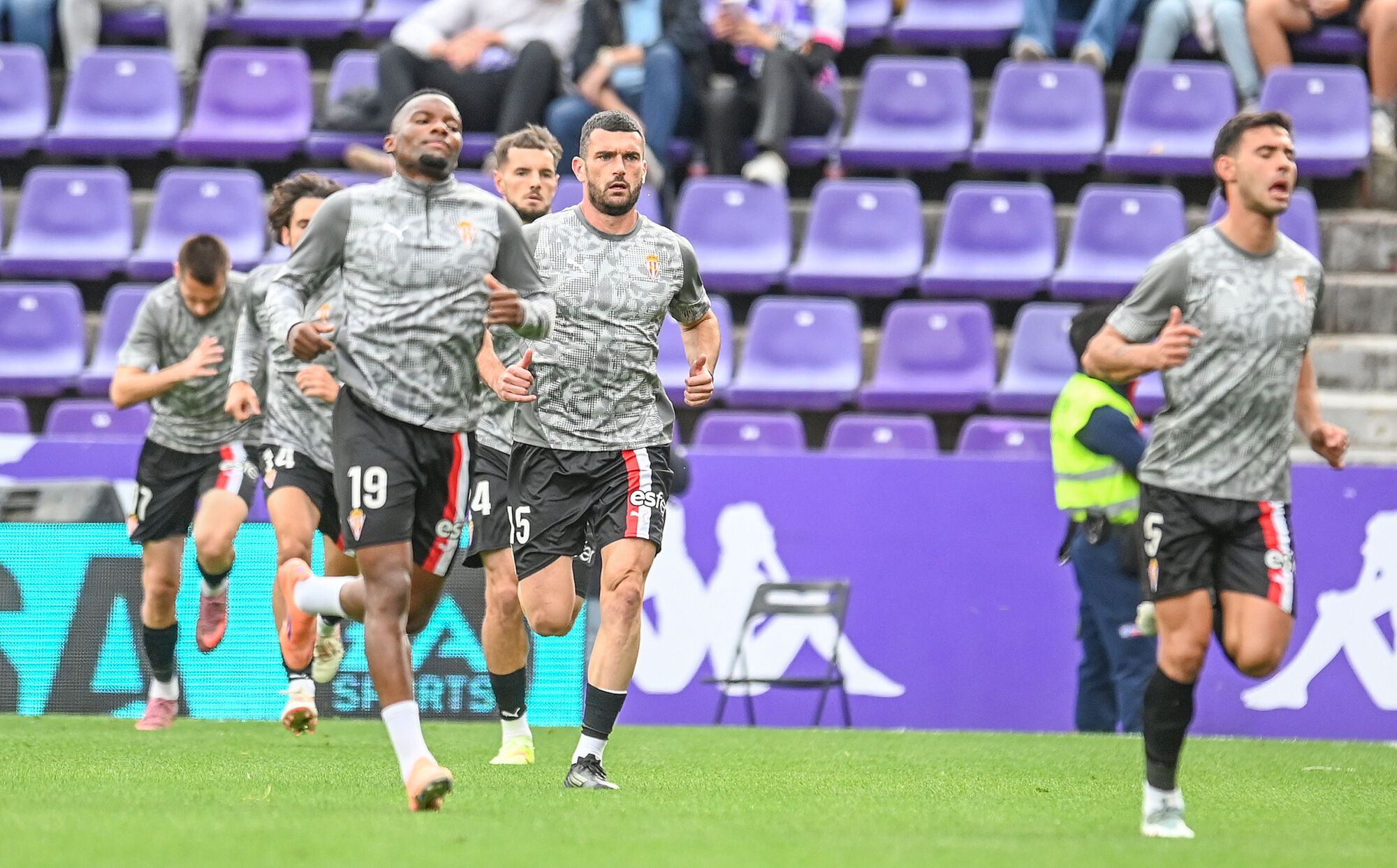 EN IMÁGENES: El Valladolid-Sporting disputado en Zorrilla con notable presencia de La Mareona