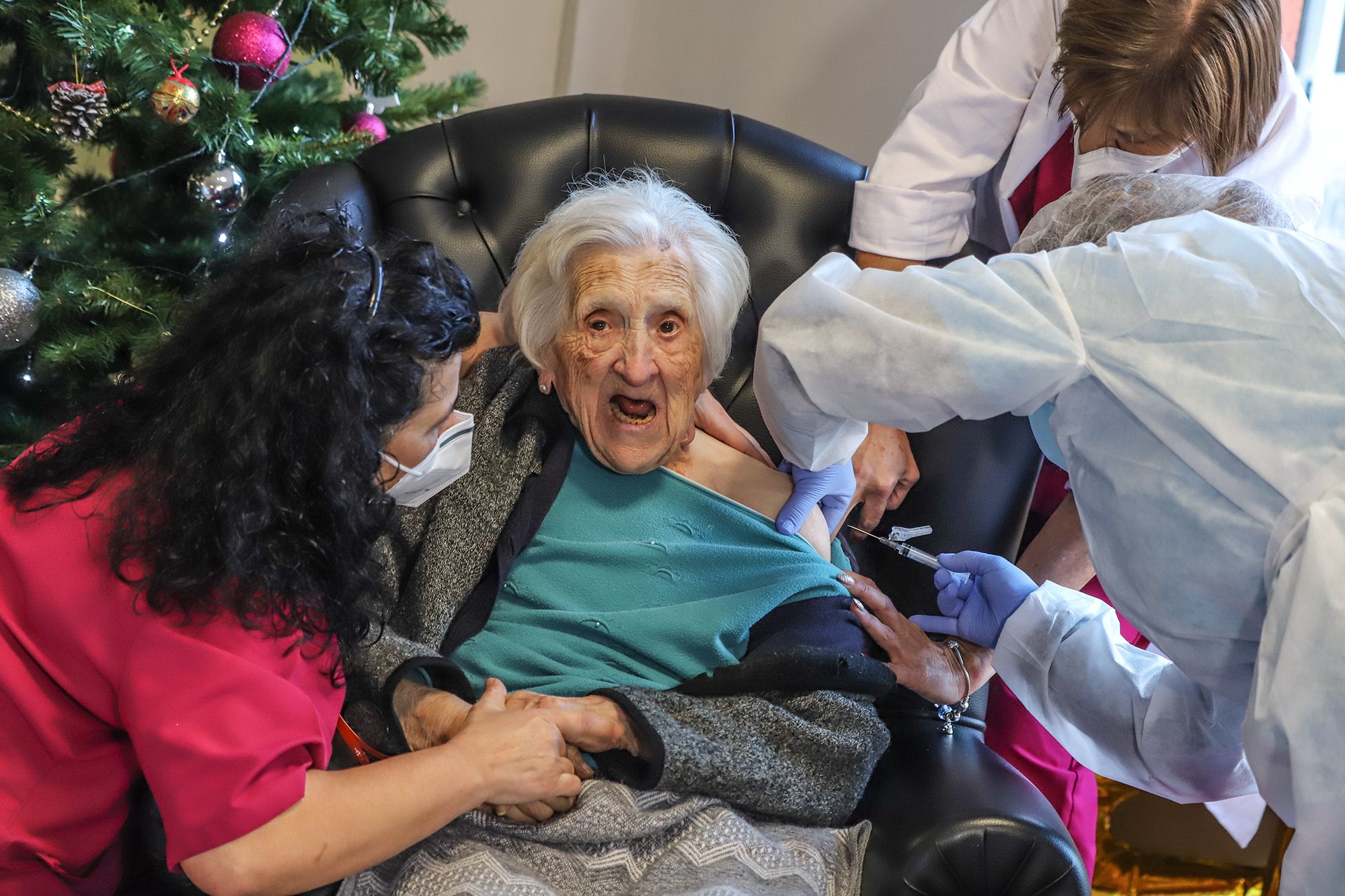 Una anciana de un geriátrico de Redován, vacunada el día de su 102 cumpleaños