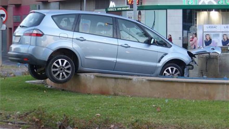 Un conductor se empotra contra una fuente en Onda y sale ileso