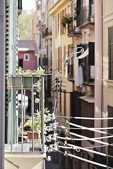 Eine Straße im Herzen von Palma mit Balkons und Gebäuden.