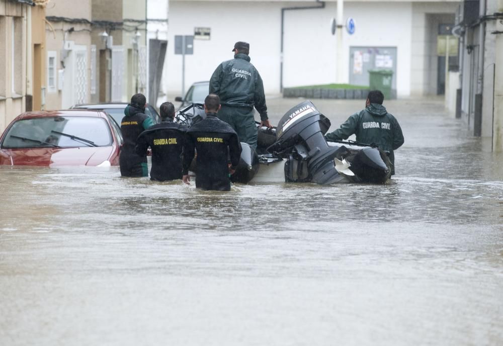 Evacuados en zodiac por las inundaciones en Sada