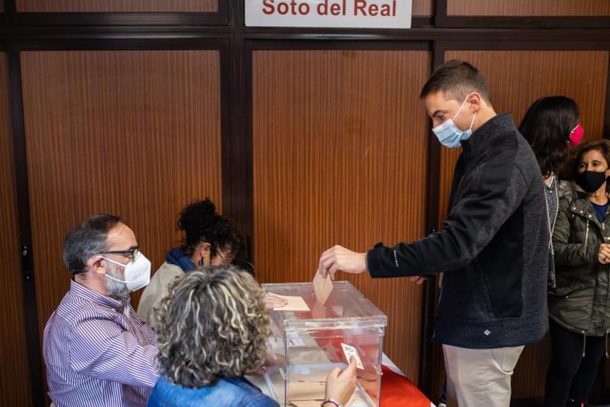 El portavoz adjunto del Grupo Socialista en la Asamblea de Madrid, Juan Lobato, vota en las primarias del PSOE-M en su agrupación de Soto del Real, localidad de la que fue alcalde, este 23 de octubre de 2021.