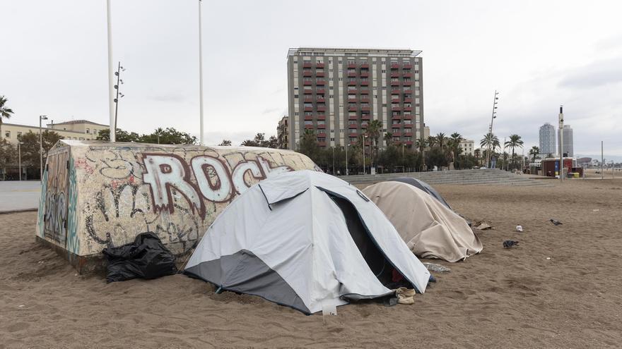 Algunas de las tiendas montadas en la playa, el pasado lunes bajo la lluvia.