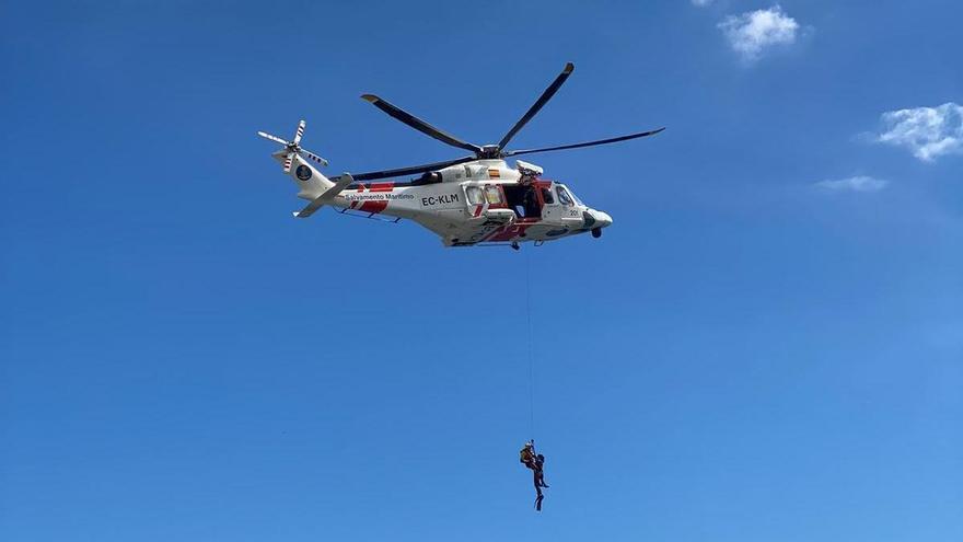 Salvamento Marítimo rescata a una submarinista en apuros en la Playa Las Eras