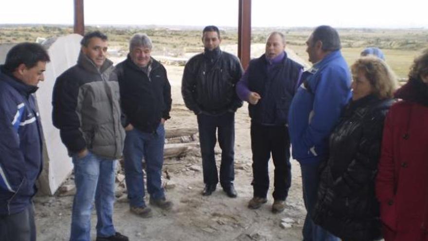 Alumnos del taller de empleo de El Pego conocen el trabajo con la piedra y el barro