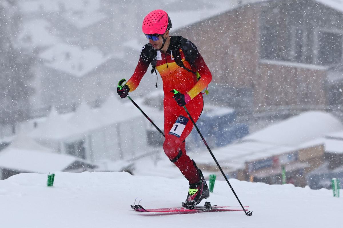El esquiador español Oriol Cardona Coll en acción durante el Sprint Masculino de las competiciones de Esquí de Montaña de los Juegos Olímpicos de Invierno Milano Cortina 2026, en Stelvio, Italia. EFE/EPA/ANNA SZILAGYI