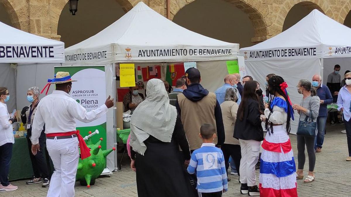 Población inmigrante que reside en Benavente en la celebración de las últimas jornadas iinterculturales. | E. P.