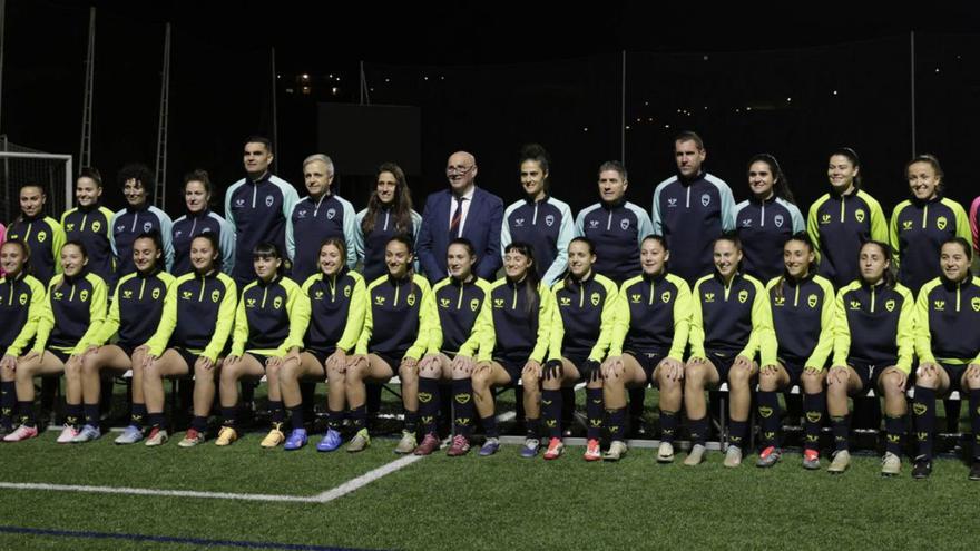 De pié, por la izquierda: Cristina Carbajal, Yaiza Cernuda, Rosa Menéndez, Lorena Rodríguez, Rosa Canteli, Juan Pablo Colinas, José Antonio Rodas, María Yenes, José Ramón Cuetos Lobo, Montse Tomé, Nacho Fernández, Roberto Montes, Alejandra Moro, María Méndez, Lucía Ayuso y María Echezarreta. Sentadas por la izquierda, Noelia Fernández, María Cienfuegos, Daniela Valbuena, Paula Redruello, Sara Barreda, María Jareño, Sonsoles Martín, Nuria Cueto, Paz Sánchez, Daniela González, Ana Menéndez, Andrea Sordo, Erika Lombidez, Olaya Enrique, Isabel Corte, Íris Arnáiz e Inés Santamaría.  | JUAN PLAZA