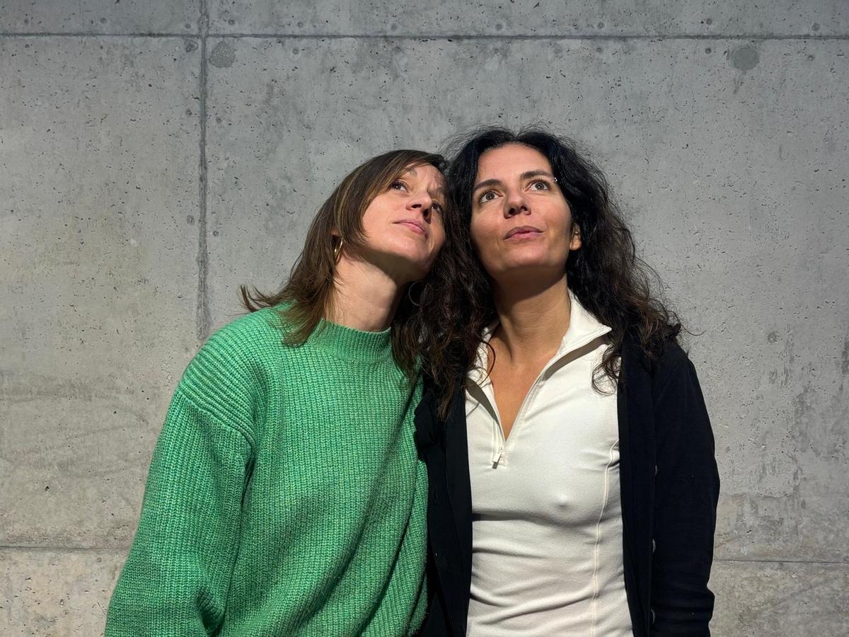 Lurdes R. Basolí i Elisa Miralles, abans d’iniciar el taller al Centre Cívic Nord.