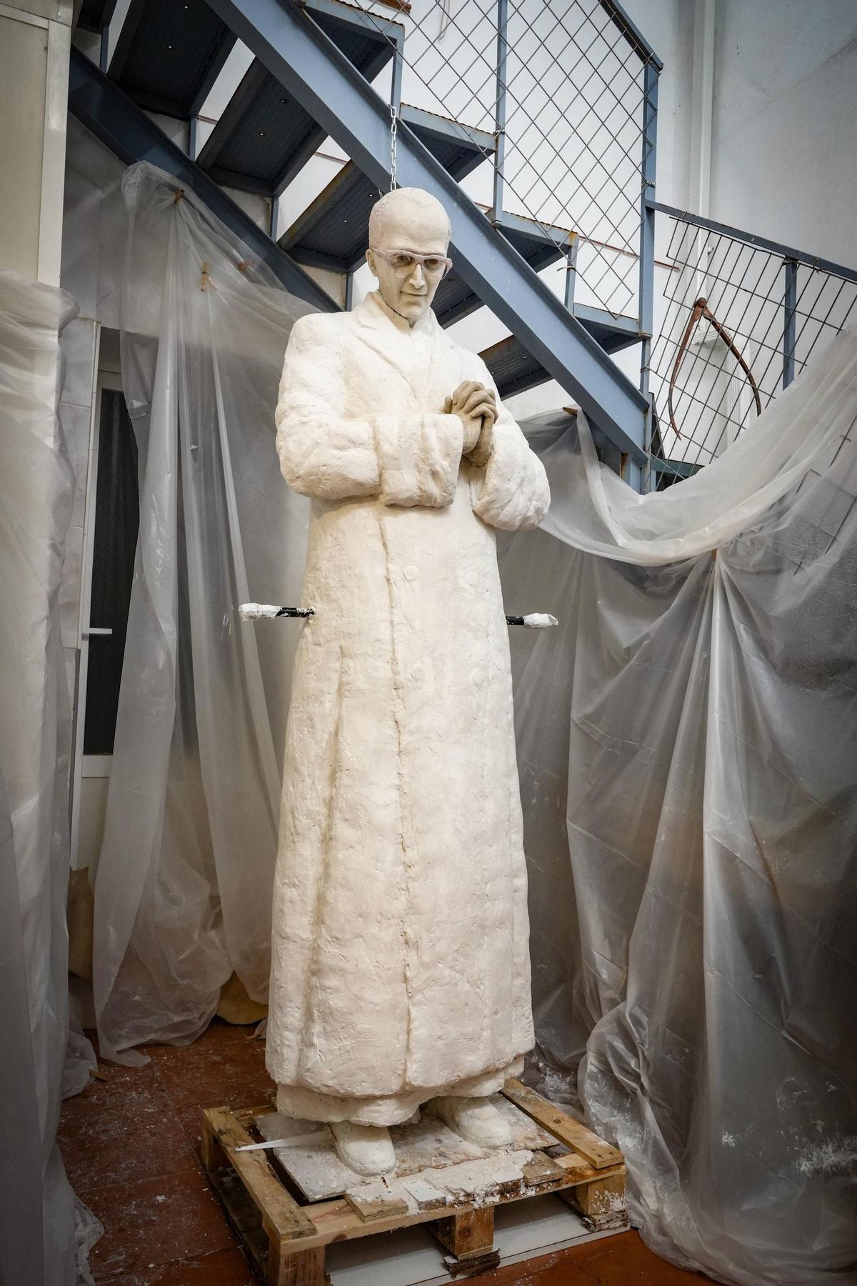 Así es la escultura del Padre Rafael.