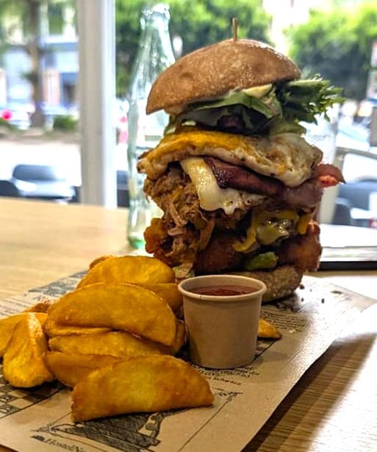 La hamburguesa de un kilo que Luis Urgelles prepara en Patty's Street Food.